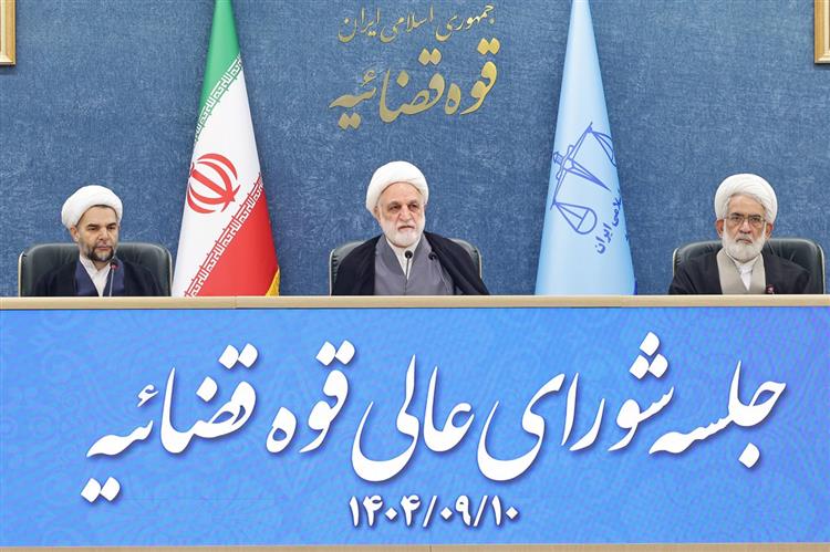 بازخوانی برخی از مفاد مصرح قانون اساسی توسط رئیس عدلیه و تاکید وی بر پاسداری و حراست از اصول قانون اساسی، بویژه مباحث ناظر بر «ابتناء قوانین و مقررات به موازین اسلامی» و «حقوق ملت»+فیلم