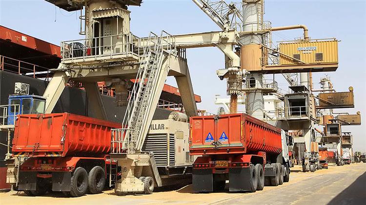 حمل بیش از یک میلیون تن نهاده دامی از بندر امام خمینی