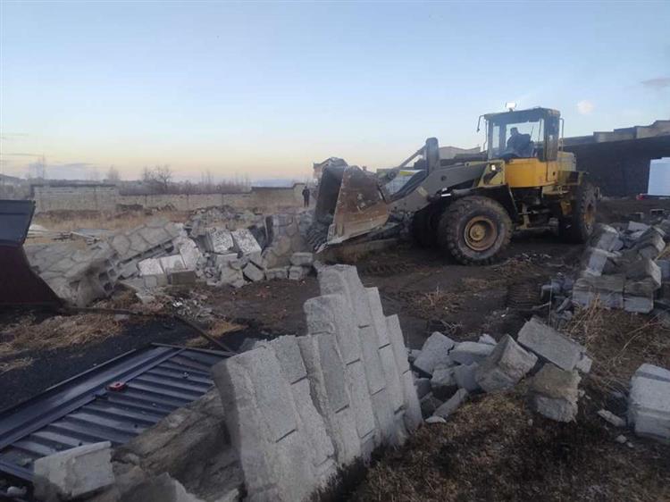 قلع و قمع 61 مورد ساخت‌وساز غیرمجاز در اراضی کشاورزی باسمنج تبریز