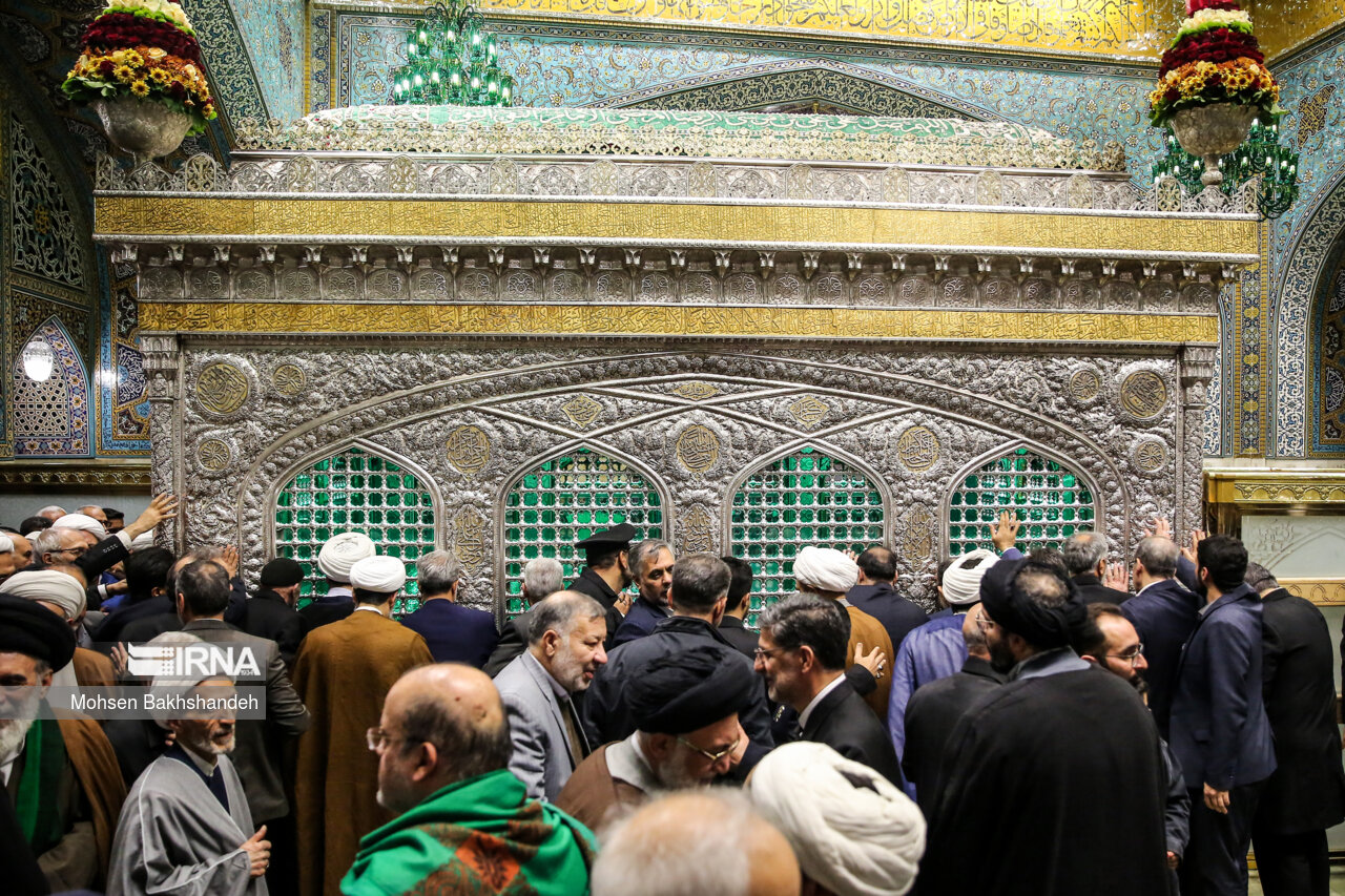 عکس یادگاری با حرم امام رضا(ع)