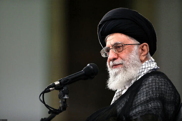 رهبرمعظم انقلاب: انقلاب ایران دنیای غرب را غافلگیر کرد/ دشمن هیچ غلطی نمی تواند بکند