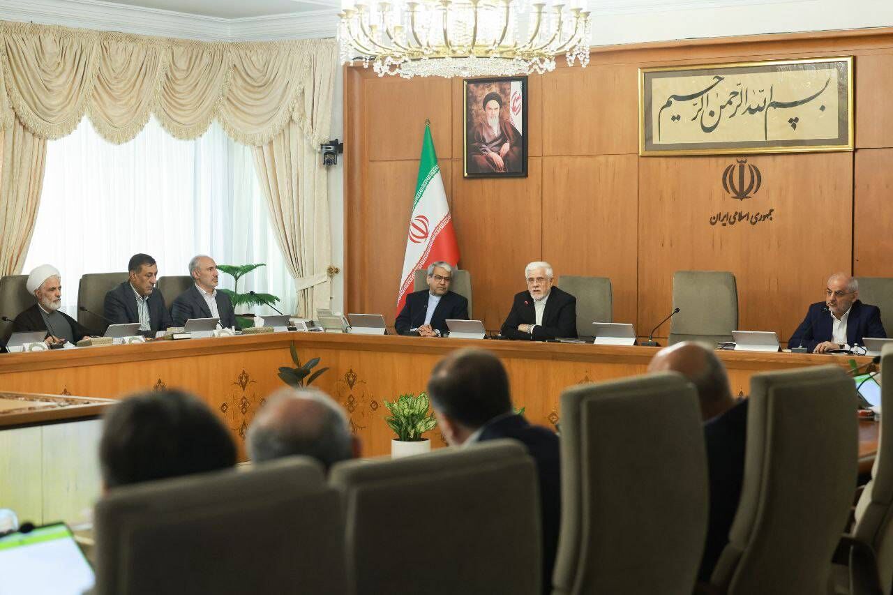 عارف: ایران در راهبرد توسعه علم و فناوری از کسی دستور نمی‌گیرد