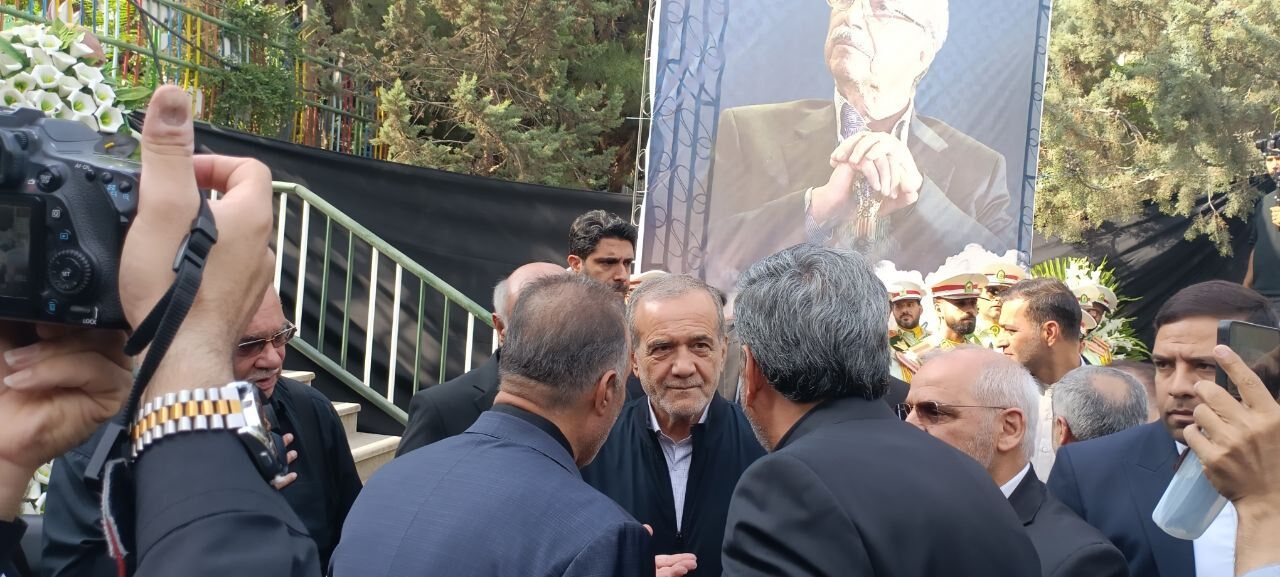 حضور سرزده رئیس جمهور در مراسم تشییع خیر مدرسه ساز
