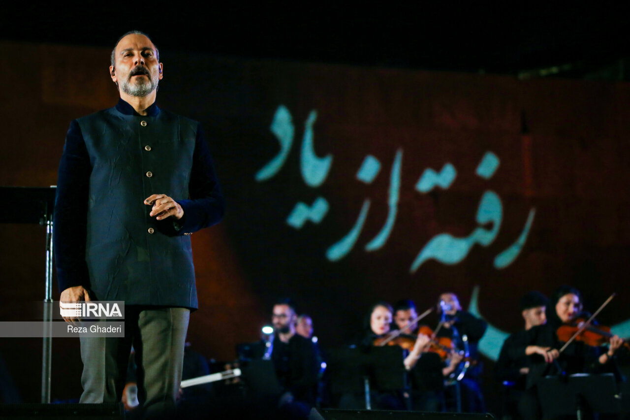 علیرضا قربانی در آزادی می‌خواند