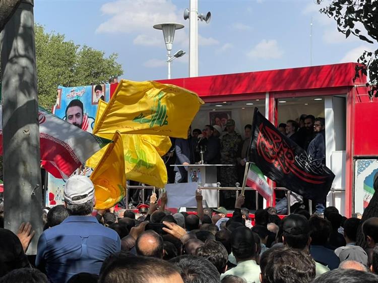 شعار مرگ بر پزشکیان (نماینده مردم تبریز،آذرشهر و اسکو در مجلس شورای اسلامی)در راهپیمائی جمعه در تبریز بر علیه آشوبگران